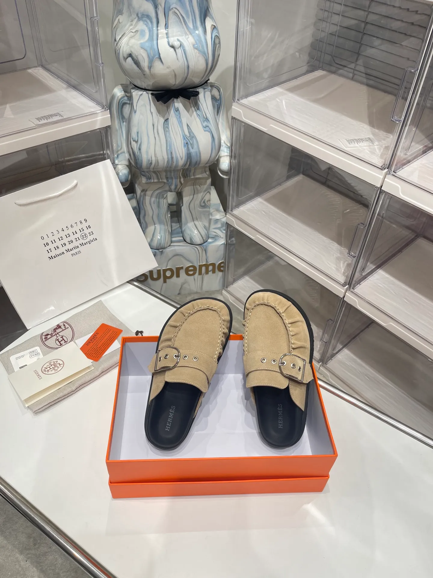 [H Family Hermès] P: 540💰 Size: Male 39-44 (45 46 customized) Female 35-40 (41 42 customized) HERMES Hermès latest kelly buckle couple style Birkenstock slippers, classic family language design! It looks good no matter how you match it! Casual and high-end feeling, the comfort is also great, paired with a variety of colorful socks, it gives a trendy and high-end feel ●Upper: imported cow suede ●Inner: imported sheepskin ●Foot pads: imported mixed sheepskin ●Outsole: Tpu non-slip and wear-resistant outsole